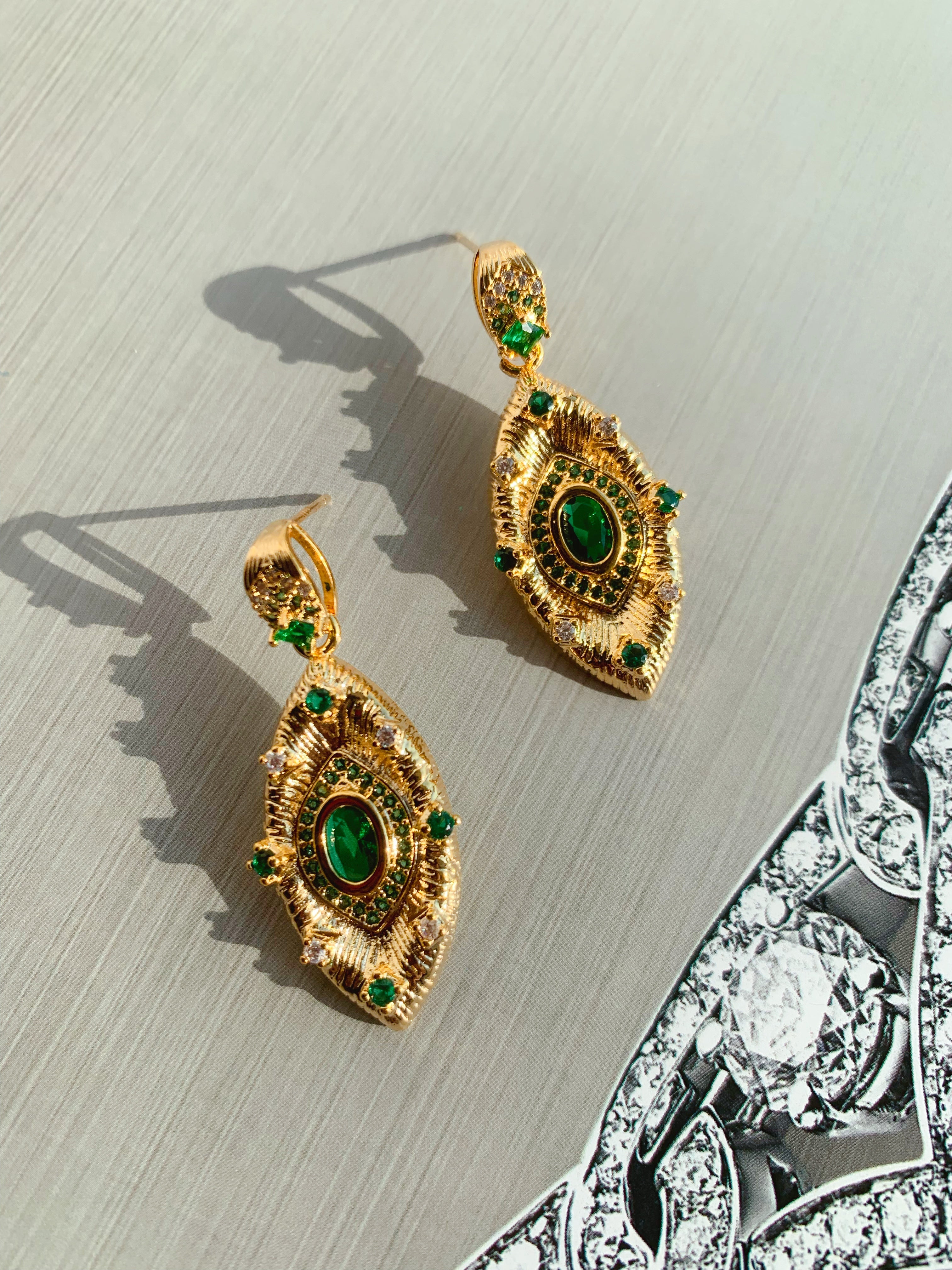 Devil's Eyes Craft Emerald Inlaid Stud Earrings