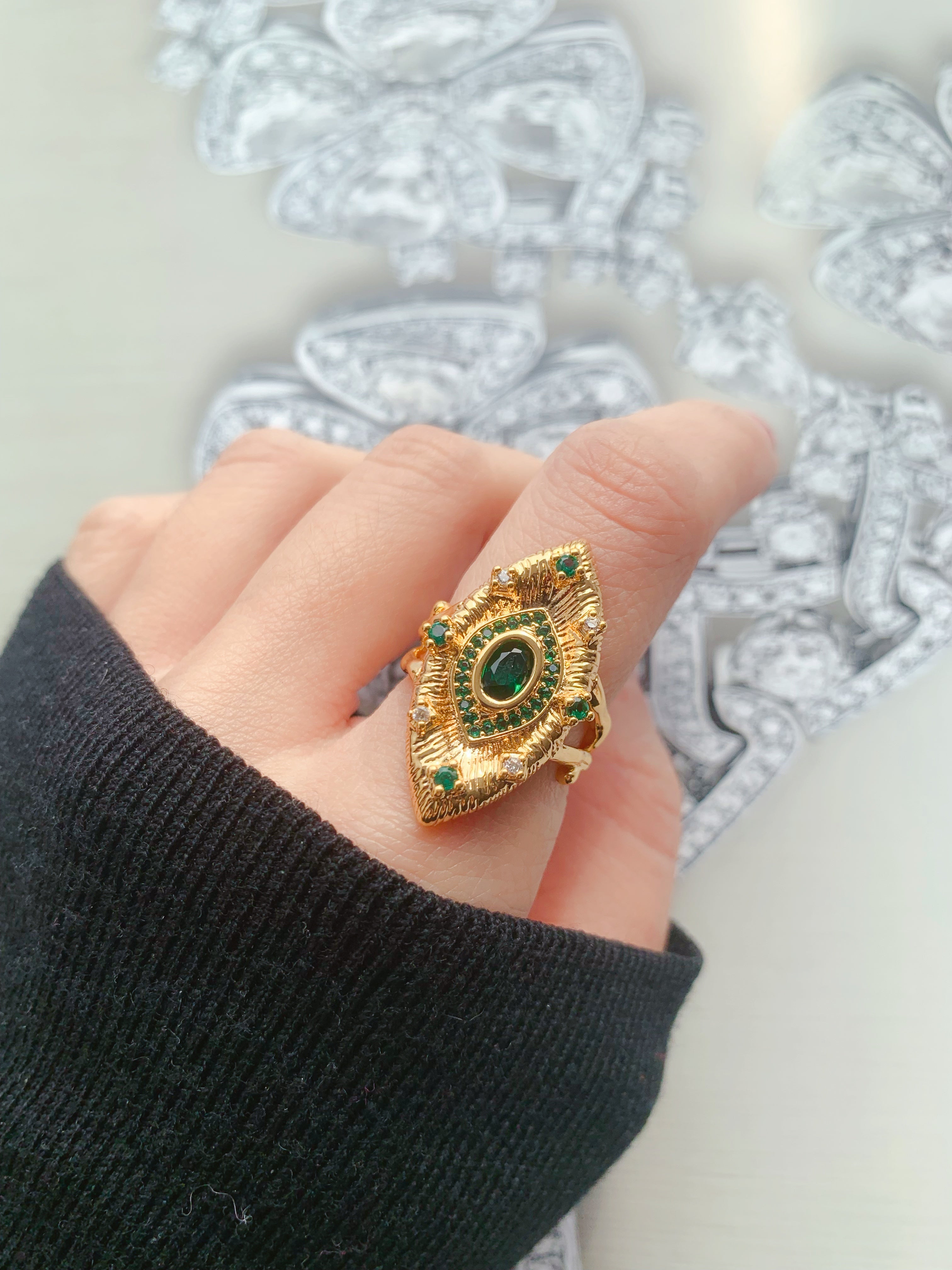 Devil's Eyes Craft Emerald Inlaid Ring