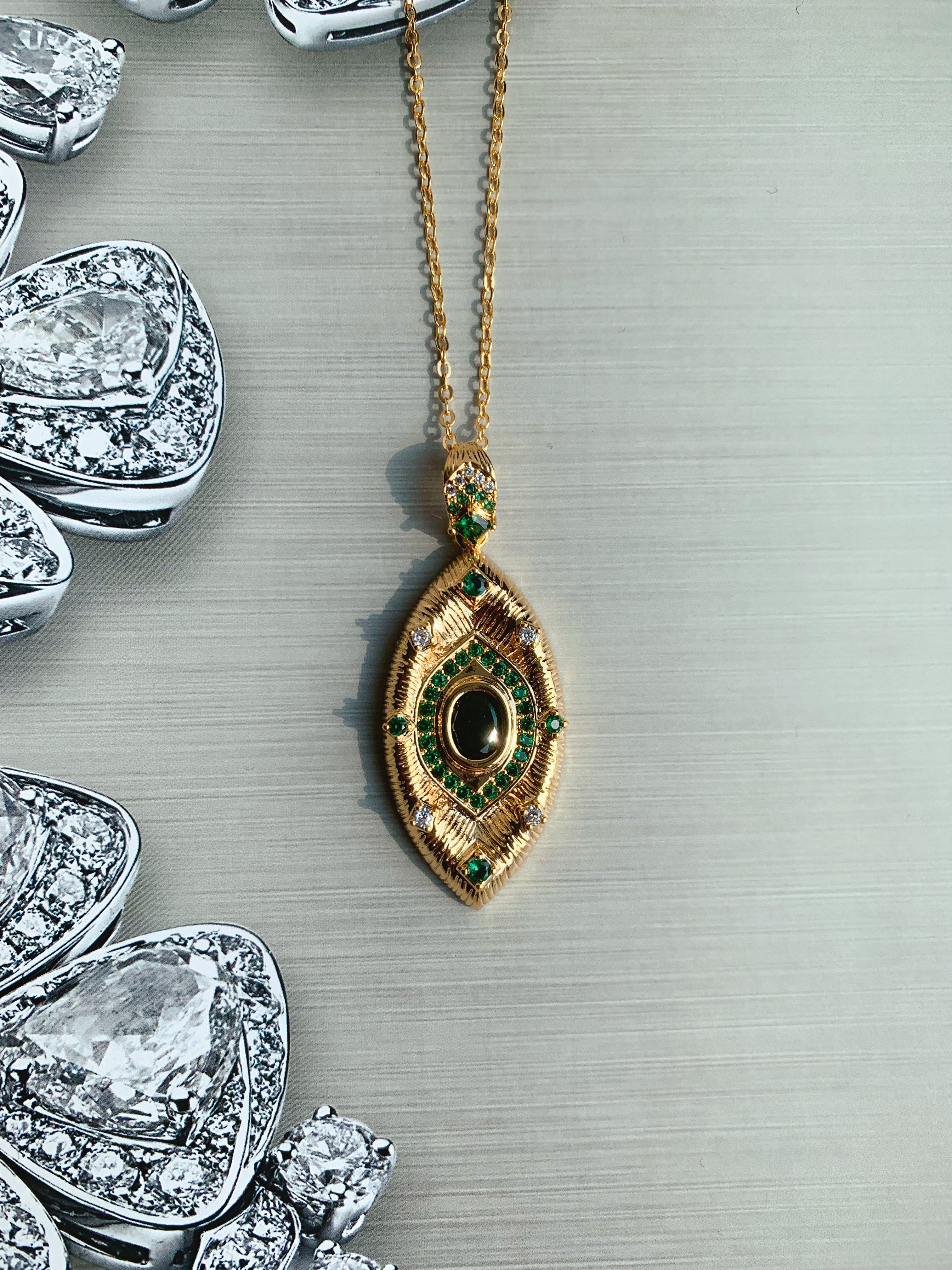 Devil's Eyes Craft Emerald Inlaid Necklace