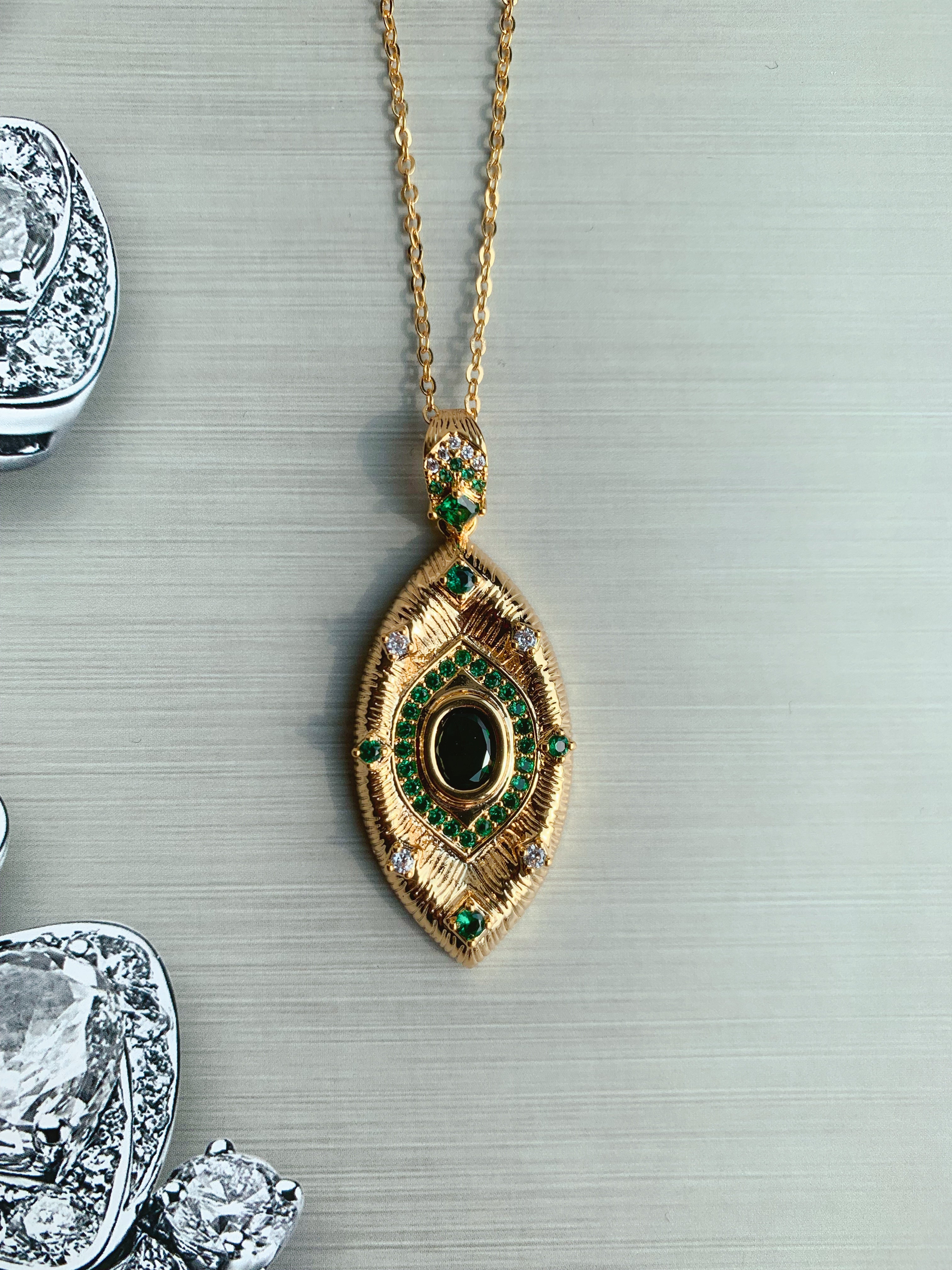 Devil's Eyes Craft Emerald Inlaid Necklace